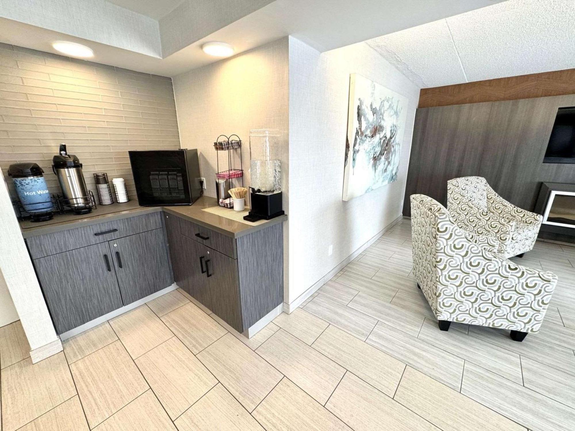 Comfort Inn Sainte-Catherine Екстериор снимка